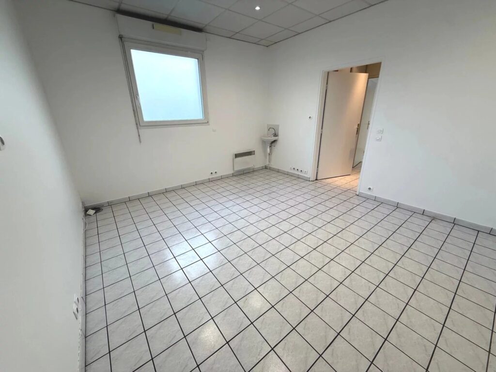 Location Commerce de 58.54m²  à Argenteuil